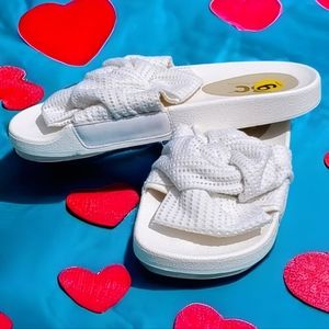 New BC born in CA knot/bow, wht, Slip on sandal sz 9